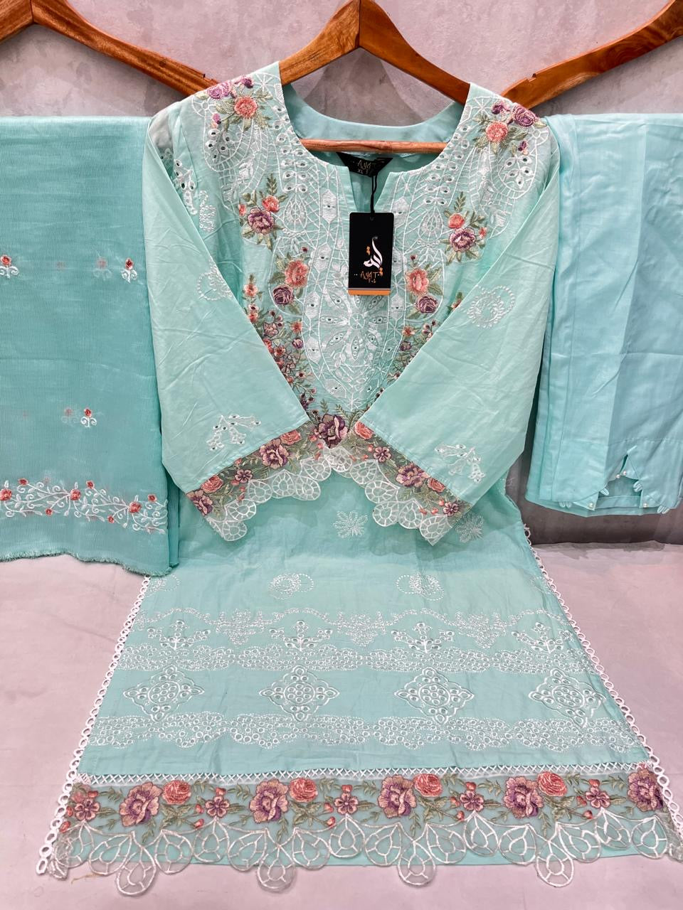 Hoorain pakistani Suits