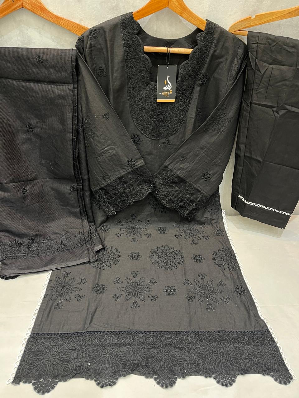 Hoorain pakistani Suits