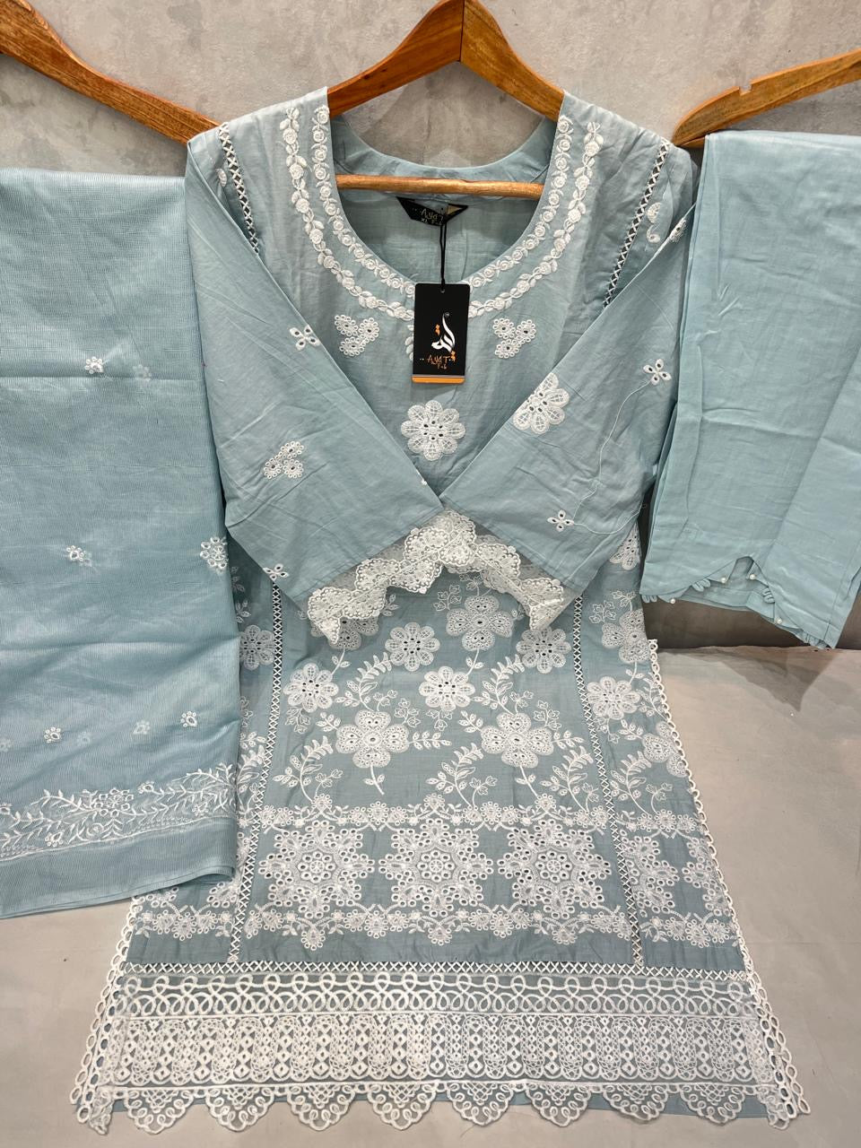 Hoorain pakistani Suits